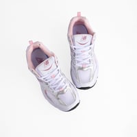 حذاء نيو بالانس نسائي ابيض وروز