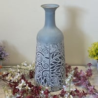 فازة حديد مزخرفة ذات اللون الازرق