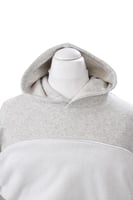 هودي أبيض مع رصاصي