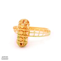 خاتم ذهب عيار 21 بنقوش تلامس الفخامة (RN.5625)