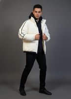 جاكيت R&N المميز – تصميم عصري بخطوط نظيفة