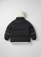 جاكيت R&N المميز – تصميم عصري بخطوط نظيفة