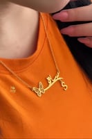 قلادة بالاسم وفراشه على الجانب