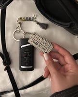 ميدالية برقم لوحة السياره والاسم