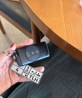 ميدالية برقم لوحة السياره والاسم