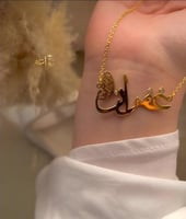 قلادة بالاسم وفراشه على الجانب