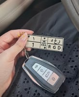 ميدالية برقم لوحة السياره والاسم