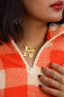 قلادة بالاسم وفراشه على الجانب