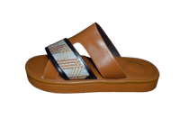 حذاء بتصميم اكس مطرز