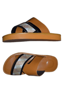 حذاء بتصميم اكس مطرز