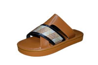 حذاء بتصميم اكس مطرز