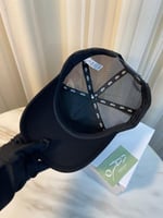 قبعة رياضية بشبكة من الخلف من alo yoga