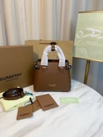 حقيبة توت بانر من بيربري - بني