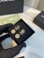 حلق ذهبي و ابيض من شانيل مزين باللؤلؤ و حبات الكري...