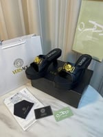 حذاء ميدوزا الجلدي بكعب بكرة من فيرساتشي