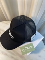 قبعة رياضية بشبكة من الخلف من alo yoga