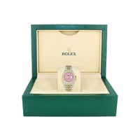 ساعة Rolex نسائية ذات وجه وردي ومزينة بالكريستال