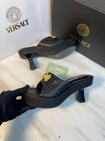 حذاء ميدوزا الجلدي بكعب بكرة من فيرساتشي