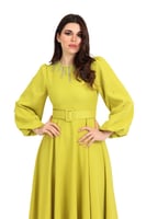 فستان طويل باكمام طويلة مزينة بحبات اللؤلؤ