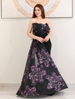 فستان سهرة أسود أنيق مزين بورود بنفسجية كبيرة لامع...