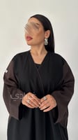 عباية بشت سوداء واكمام باللون البني بقماش ليمار -...