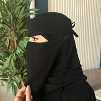 نقاب وسط مايل