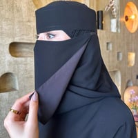 نقاب وسط مايل مبطن رمادي غامق