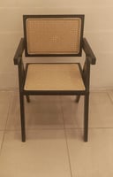 كرسي راتان وخشب لون أسود