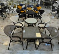 طقم طاولة وكرسيين خارجية بني