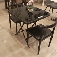 طاولة وكرسيين