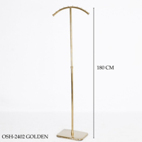 علاقه ملابس وعبايات عدة الوان