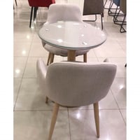 طاولة مع كرسين