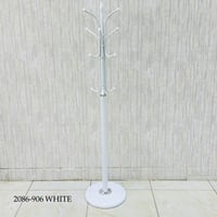 علاقة ملابس عدة الوان