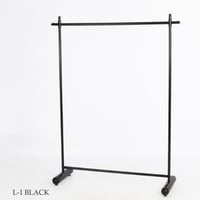 علاقه ملابس وعبايات عدة الوان