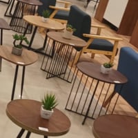 طاولة لون خشبي فاتح