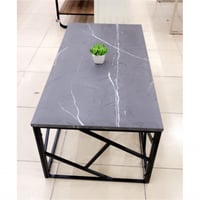 طاولة لون رمادي بقاعدة أسود