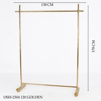 علاقه ملابس وعبايات عدة الوان