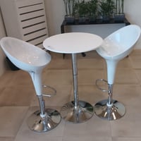 طقم طاولة وكرسيين بار