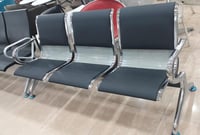 كرسي انتظار جلد أسود