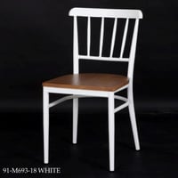 كرسي عدة ألوان