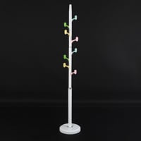 علاقة ملابس لون أبيض