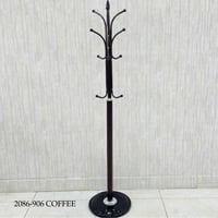 علاقة ملابس عدة الوان