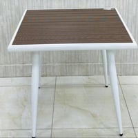 كراسي وطاولات عدة ألوان