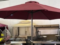 طقم جلسة خارجية خيزران مع مظلة لون احمر غامق