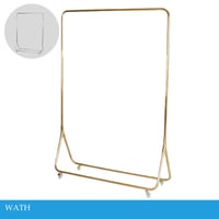 علاقه ملابس وعبايات عدة الوان