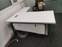 مكتب مع أدراج وسكرتارية لون ابيض عدة مقاسات