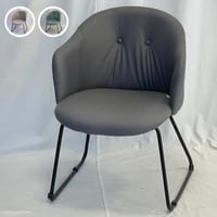 كرسي عدة ألوان