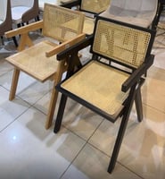 كرسي راتان وخشب لون أسود