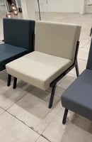 كرسي جلد عدة ألوان