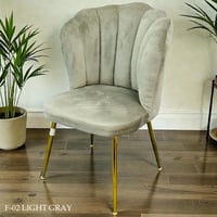 كرسي عدة ألوان